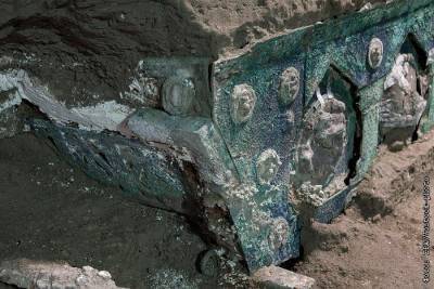 Археологи нашли нетронутую церемониальную колесницу близ Помпеев