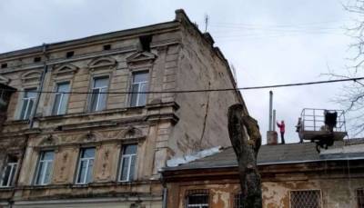 В центре Одессы из-за трещины в здании эвакуируют жителей