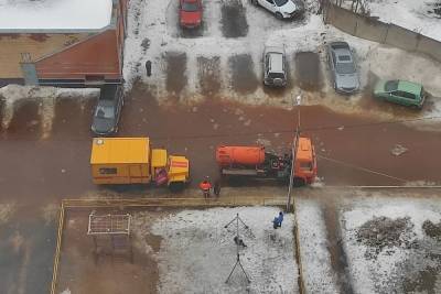 В Твери очередной прорыв трубы: затоплено Петербургское шоссе
