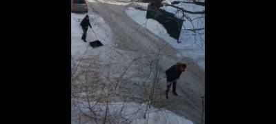 Жители Петрозаводска сами расчищают себе дорогу от снега (ВИДЕО)
