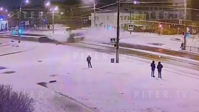 Момент ДТП на перекрестке Тамбасова и Ветеранов попал на видео