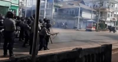 Протесты против военного переворота в Мьянме: силовики открыли огонь по протестующим (видео)