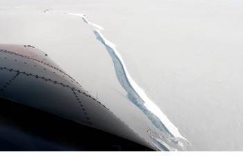 Опубликовано видео с отколовшимся от Антарктиды айсбергом размером с Петербург
