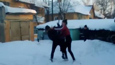 Видео драки омских школьниц выложили в Сеть