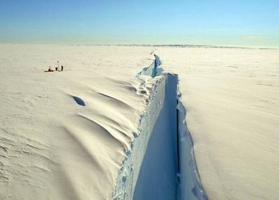 Видеофакт. От ледника в Антарктиде откололся айсберг величиной с Петербург