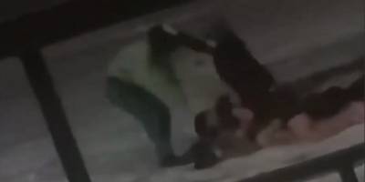 В Казахстане женщина отвадила напавших на ее мужа злоумышленников - видео - ТЕЛЕГРАФ