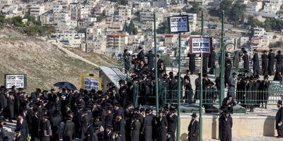 Пурим в «блокадном» Иерусалиме: сотни паломников, куклы-полицейские на домах