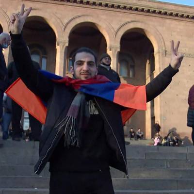 Армянская оппозиция проводит концерт у стен парламента в Ереване