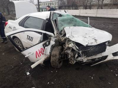 В поселке Тарасовском машина такси влетела в грузовик, пострадали двое взрослых и ребенок