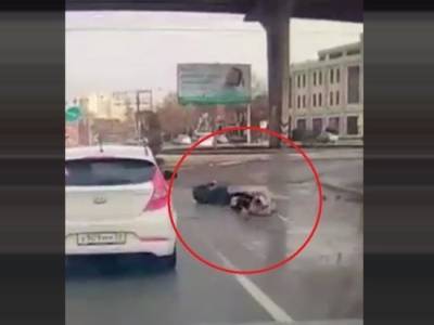 В Астрахани полуголый неадекватный водитель сбил на переходе двух людей