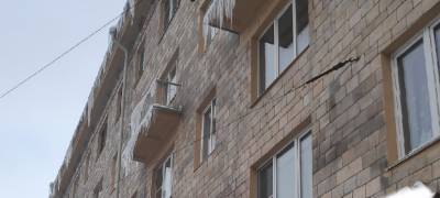 "Смертельный номер": Лед на ступеньках и сосульки над головой угрожают посетителям магазина в центре Петрозаводска