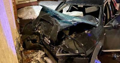 Пьяный водитель влетел в бетонную арку санатория в Ровенской области — есть погибшие (5 фото)