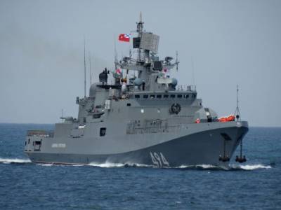 Фрегат ВМФ России прибыл в Порт-Судан, куда зашел десантный корабль ВМС США