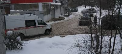 Скорая застряла в "снежной каше" в Петрозаводске