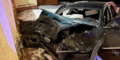 В ДТП под Ровно автомобиль врезался в бетонную арку санатория, двое пассажиров погибли, пьяный водитель не пострадал – фото - ТЕЛЕГРАФ