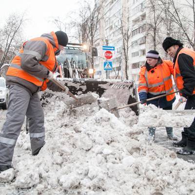Столичные городские службы продолжают ликвидировать последствия снегопадов