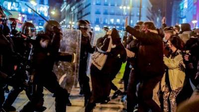 В Испании продолжаются жестокие протесты: подожгли авто полиции – видео