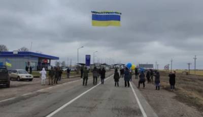 Активисты запустили в небо Крыма флаг Украины с пожеланиями
