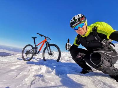 Украинец поднялся на Говерлу зимой на велосипеде: потрясающие фото - 24tv.ua - Новости
