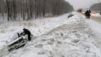 На трассе под Первоуральском машина с детьми улетела в кювет, дорогу частично перекрыли