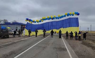 В сторону оккупированного Крыма запустили флаг Украины с посланиями