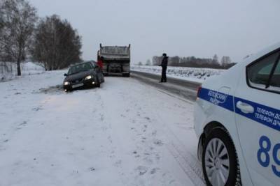 Автомобилист увяз в сугробе на кузбасской трассе