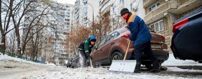 Городские службы продолжают вывозить снег с улиц Москвы