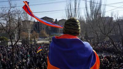 Радикалы проводят факельное шествие в центре Еревана