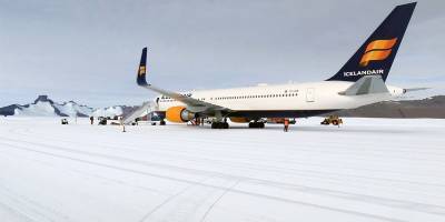 Группу норвежских полярников вывезли с антарктической станции на широкофюзеляжном самолете Boeing 767 – фото - ТЕЛЕГРАФ