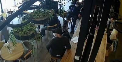 В кафе Hygge coffee в Киеве у мужчины сред бела дня украли 10 тысяч евро - видео - ТЕЛЕГРАФ