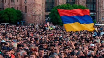 В Армении радикалы устроили факельное шествие в центре Еревана