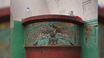 В Петербурге очистили старинную печь с панно по мотивам росписей Врубеля
