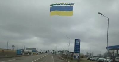 В небо над оккупированным Крымом запустили украинский флаг