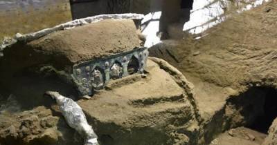 Археологи нашли в Помпеях уникальную колесницу с эротическими сценами (фото, видео)