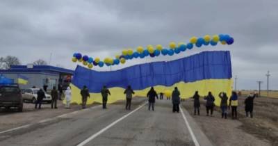 В сторону Крыма запустили сшитый переселенкой украинский флаг с посланиями (фото)
