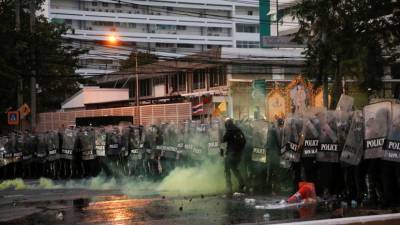 В Таиланде полиция применила слезоточивый газ против демонстрантов