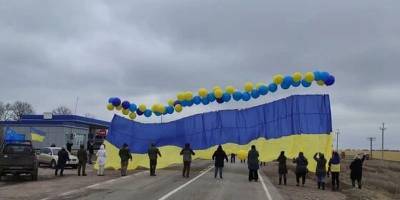 Активисты провели акцию ко Дню сопротивления оккупации Крыма и запустили на полуостров флаг Украины - фото - ТЕЛЕГРАФ