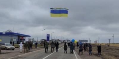В сторону Крыма запустили 20-метровый флаг Украины с посланиями