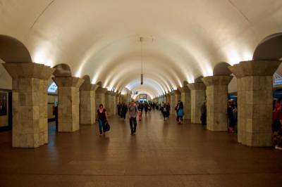В метро в Киеве мужчина упал на колею: его вытащили очевидцы – видео