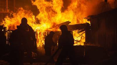 Огнеборцы полностью ликвидировали пожар в мурманском магазине