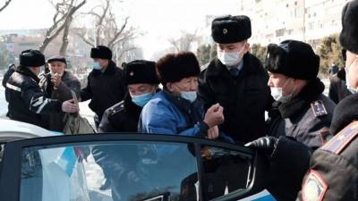 Массовые протесты в Казахстане: силовики жестко задержали более полусотни человек