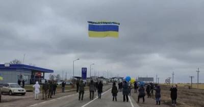 В Крым запустили флаг Украины с посланиями крымчанам (ФОТО)