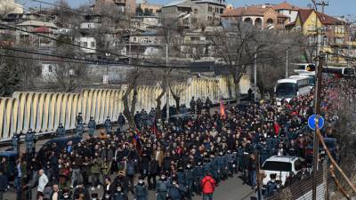 Армянская оппозиция обвинила власти в применении административного ресурса