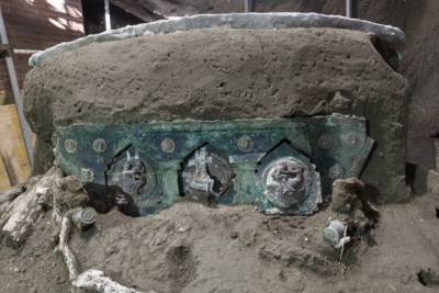 На раскопках в Помпеях обнаружили прекрасно сохранившуюся церемониальную колесницу (ФОТО)