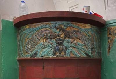 Петербургские активисты очистили старинную печь с панно по мотивам росписей Врубеля