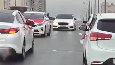 Восемь автомобилей устроили опасное вождение в Москве и перекрыли движение на шоссе
