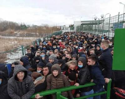 На українсько-польському кордоні кількатисячна черга людей