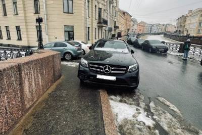 Боярский вновь припарковал Mercedes на тротуаре