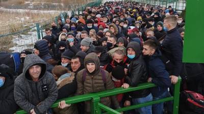 Украинские заробитчане массово штурмуют украинско-польскую границу