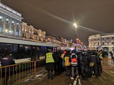 В Петербурге на стихийной акции уже задержаны 108 человек. В автозаки — очередь